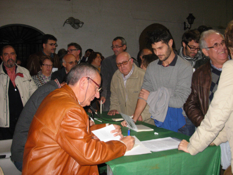 Más de 200 personas acuden a la presentación del libro Tres documentos para la historia de Chipiona