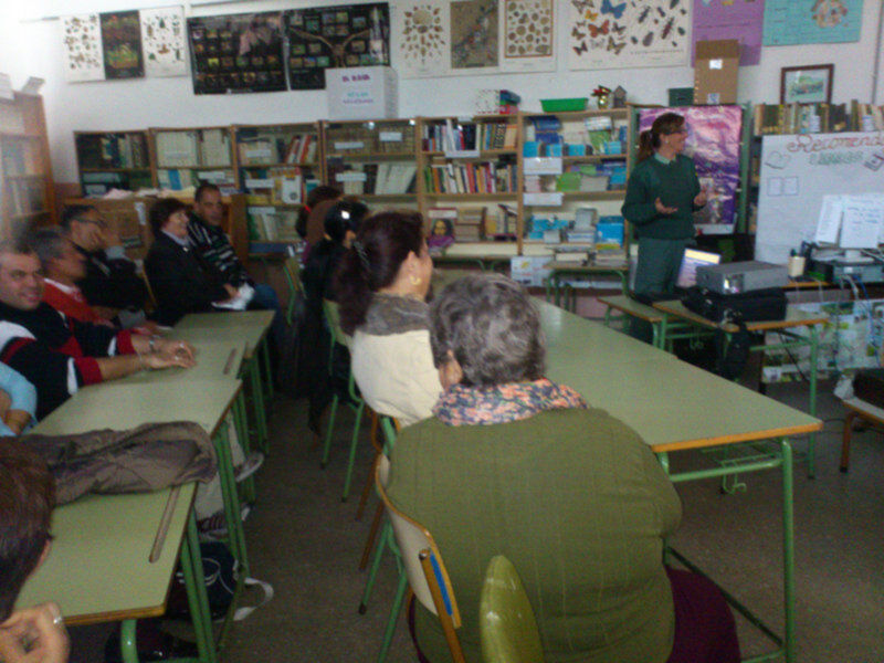 Interesante charla del Plan Mayor de Seguridad en el Centro Educación de Adultos.-(Chipiona)