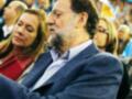 Rajoy en un evento público, rodeado de personas.