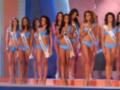 Una fila de candidatas a Miss Universe en trajes de baño, con sashes de diferentes países.