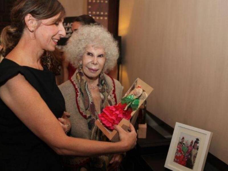 La duquesa de alba inaugura una exposición sobre moda con los trajes que ha lucido a lo largo de su vida