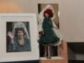 Figura de muñeca con vestido verde y mantilla, junto a una foto de mujer con mantilla.
