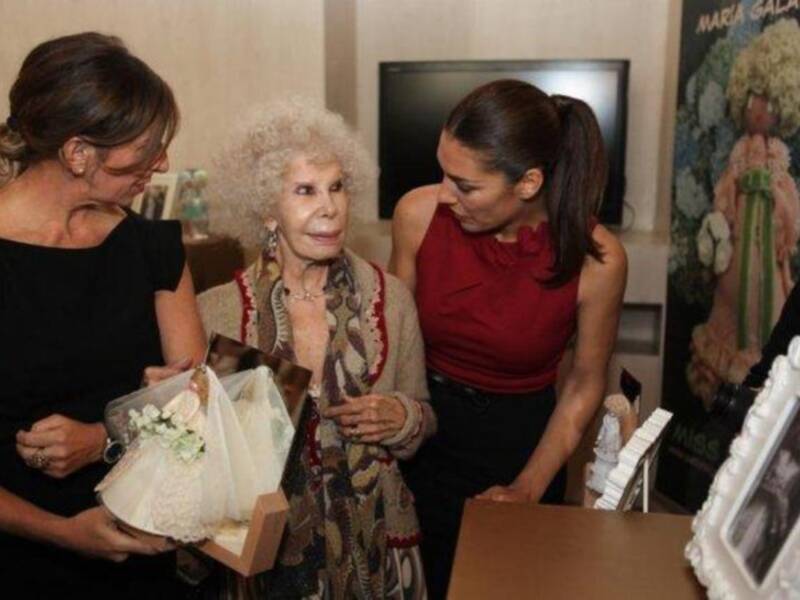 La duquesa de alba inaugura una exposición sobre moda con los trajes que ha lucido a lo largo de su vida