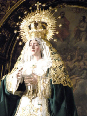 Solemne procesión claustral con la imagen de Ntra. Sra. de la Esperanza, por las naves de la parroquia de Sta. María de la Asunción de Alcalá del Río (Sevilla)