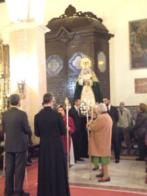 Solemne procesión claustral con la imagen de Ntra. Sra. de la Esperanza, por las naves de la parroquia de Sta. María de la Asunción de Alcalá del Río (Sevilla)
