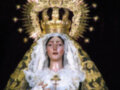 Imagen de la Virgen María con una corona dorada y un velo blanco, sosteniendo el Sagrado Corazón.