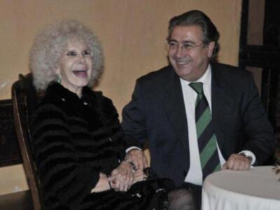 La duquesa de Alba presenta por fin sus memorias con su marido y tres de sus hijos