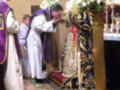 Imagen religiosa en un altar con oficiales vestidos de manto y sacerdotes. La imagen muestra una celebración religiosa con oficiales vestidos de manto y sacerdotes.