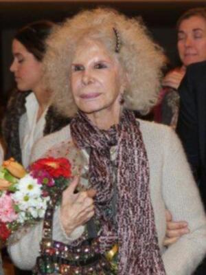 La duquesa de Alba, incansable, presidió desfile de trajes de flamenca a beneficio de nuevo futuro en Sevilla