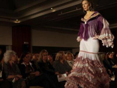 La duquesa de Alba, incansable, presidió desfile de trajes de flamenca a beneficio de nuevo futuro en Sevilla