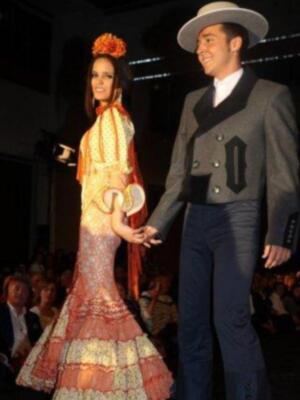 Gloria Camila cumple 16 años sobre la pasarela ante la orgullosa mirada de su padre y su hermano que regreso de Irlanda