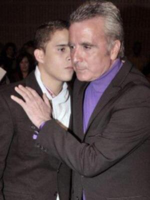 Gloria Camila cumple 16 años sobre la pasarela ante la orgullosa mirada de su padre y su hermano que regreso de Irlanda