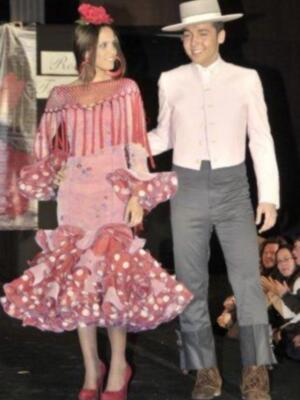 Gloria Camila cumple 16 años sobre la pasarela ante la orgullosa mirada de su padre y su hermano que regreso de Irlanda
