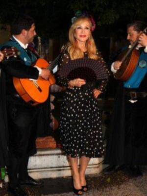 Carmen Lomana inaugura la primavera en Sevilla con la tuna