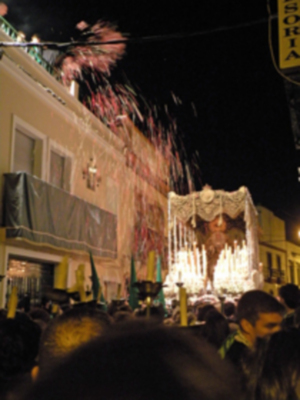 La lluvia da una tregua a la madrugada ilipense, y la Hermandad de la Vera-cruz, estreno su paso y su cuadrilla de romanos.