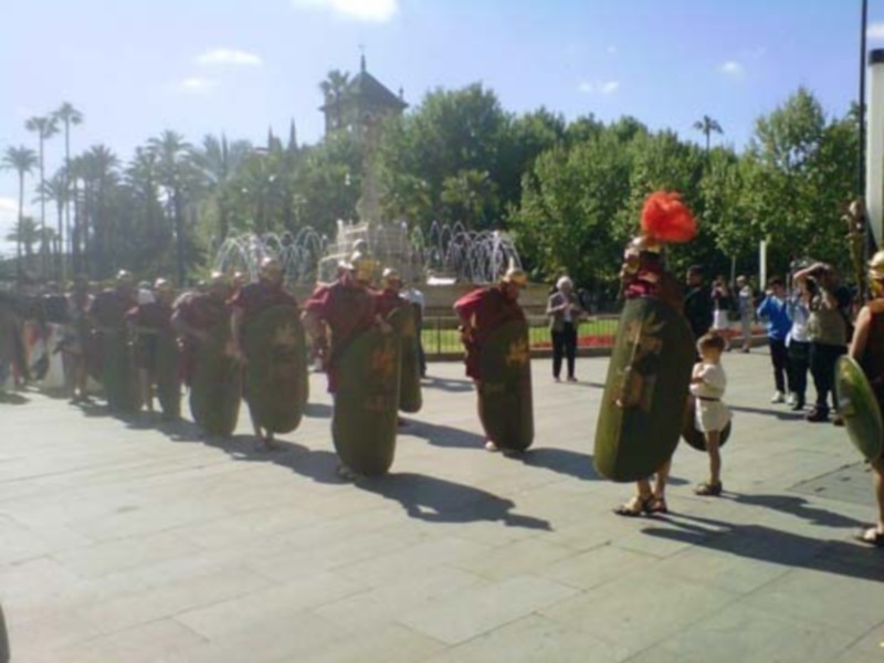 Una centuria romana pasea por Sevilla