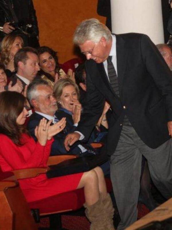 María González acompaña a su padre Felipe González homenajeado en Sevilla al cumplirse el XX aniversario de la inauguración de la expo 92