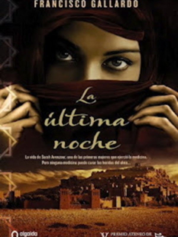"Francisco Gallardo presenta 'La última noche', una novela histórica ambientada en la Edad Media, con un protagonista femenino cubierto por una tela que oculta su rostro. La portada muestra un paisaje urbano con edificios antiguos y una tormenta en el cielo, sugiriendo un ambiente de misterio y suspense."