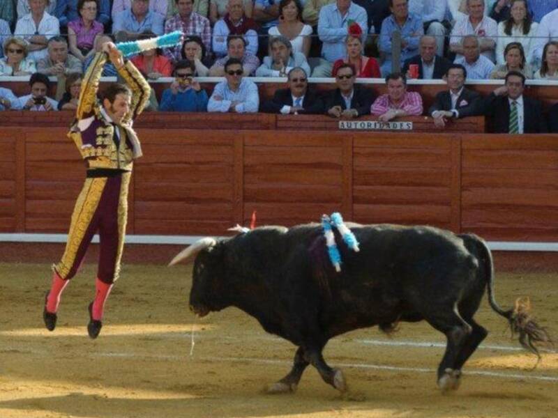 Padilla triunfa y pone banderillas con parche de diseño en un ojo