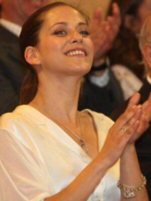 María león muy junto a su madre recoge la medalla de Sevilla para su hermano Paco León