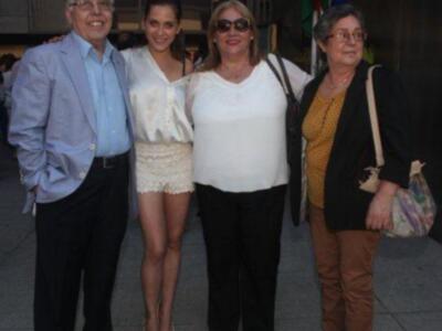 María león muy junto a su madre recoge la medalla de Sevilla para su hermano Paco León