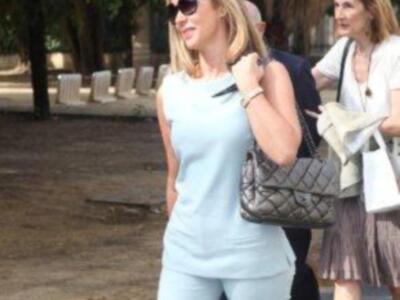 Felipe González reúne a las tres mujeres de su vida en Sevilla, su pareja Mar, su hija María y su nieta Elena