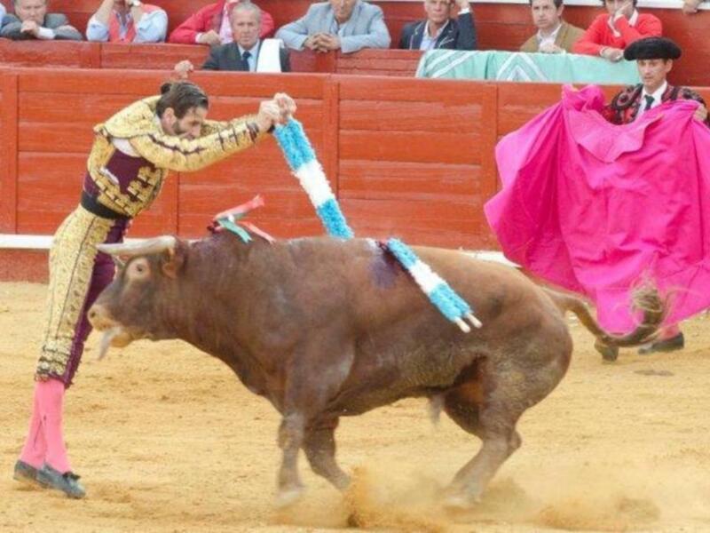 Padilla triunfa y pone banderillas con parche de diseño en un ojo