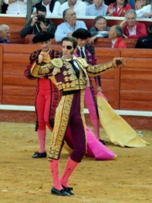 Padilla triunfa y pone banderillas con parche de diseño en un ojo