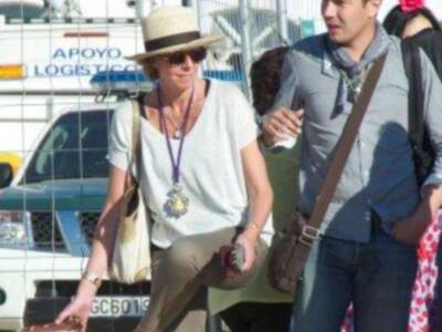 Simoneta Gómez Acebo, descalza haciendo el camino del rocío por las arenas