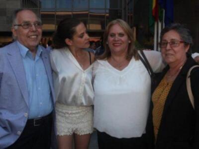 María león muy junto a su madre recoge la medalla de Sevilla para su hermano Paco León