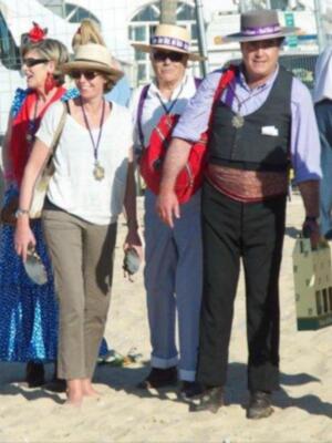 Simoneta Gómez Acebo, descalza haciendo el camino del rocío por las arenas