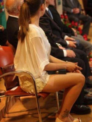 María león muy junto a su madre recoge la medalla de Sevilla para su hermano Paco León