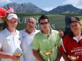 Los jóvenes celebran su victoria en un torneo de golf, posando junto a sus trofeos y un anciano. El paisaje montañoso en el fondo añade una atmósfera de éxito y alegría.