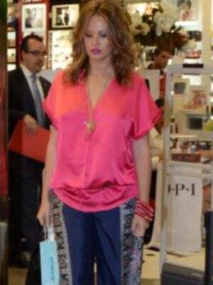 Jessica Bueno jurado de un certamen de modelos el mismo día que Isabel Pantoja se sentaba en el banquillo