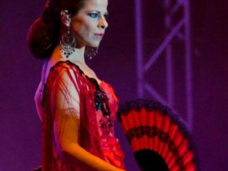 Eva González fan de la copla en el estreno del espectáculo azabache
