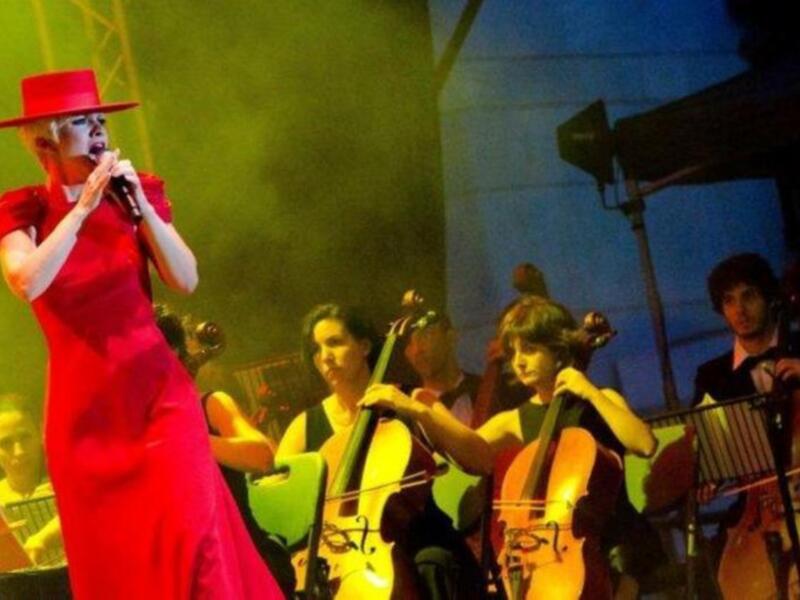 Eva González fan de la copla en el estreno del espectáculo azabache