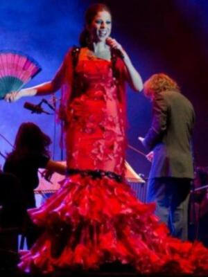 Eva González fan de la copla en el estreno del espectáculo azabache