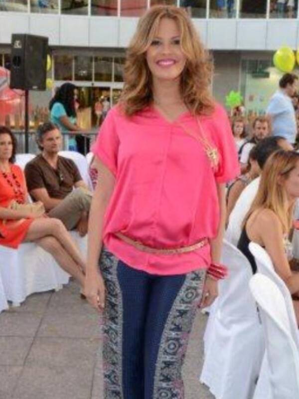 Jessica Bueno jurado de un certamen de modelos el mismo día que Isabel Pantoja se sentaba en el banquillo