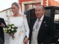 Novia y padrino caminando juntos en un día de boda.
