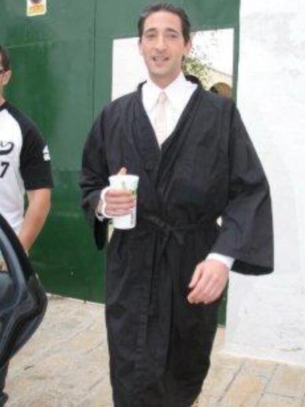 Adrien Brody en una foto de 2009, llevando un traje tradicional japonés y sosteniendo una taza de café.