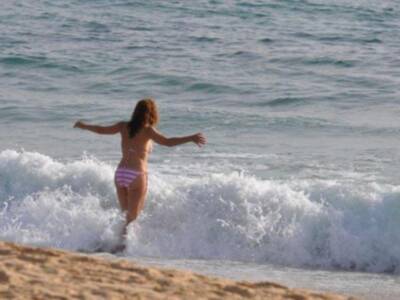 Raquel Revuelta disfruta en bikini de las playas de Cádiz, en plena forma física