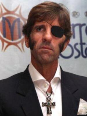 Juan José Padilla con su mujer y su hija Paloma presentó su biografía en Chipiona