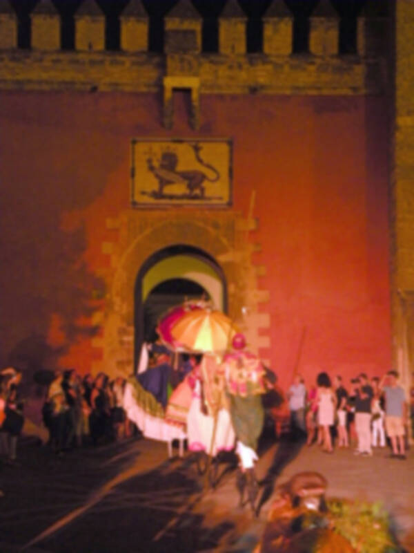 Sevilla.El Histórico Teatro Tascabile di Bérgamo en la Plaza del Triunfo.