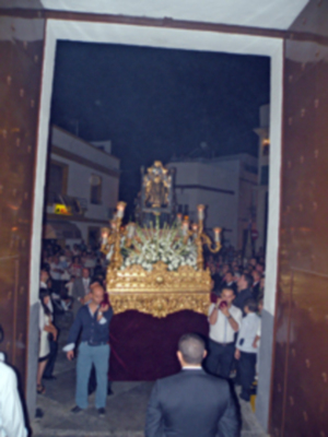 Sevilla.En la villa de Alcalá del Río (Sevilla), se celebró la procesión de subida del Santo Patrón San Gregorio de Osset