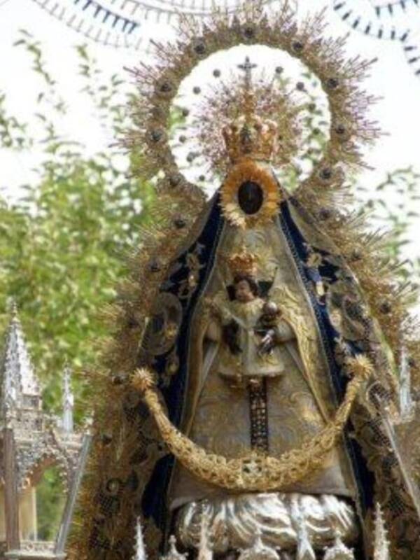 Gloria Mohedano con su familia, los únicos que presenciaron el paso de la virgen de regla en la casa de Rocío Jurado