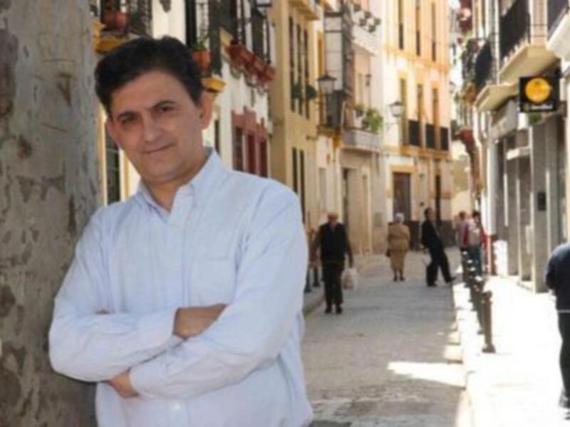 Francisco Gallardo Rodríguez, autor de la última noche, premio Ateneo de Novela de Sevilla 2012.video visita a la Sevilla almohade realizado por Jose Maria Fuertes