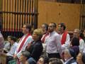 Cantores y fieles en misa en una catedral histórica