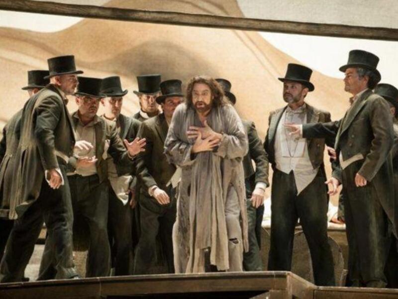 Los duques de Alba, Naty Abascal, Ana María Abascal y Alejandra Ortiz Osborne y su marido Joaquín Buendía, en el estreno de placido domingo en la maestranza