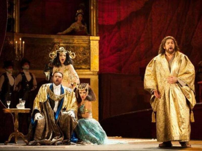 Los duques de Alba, Naty Abascal, Ana María Abascal y Alejandra Ortiz Osborne y su marido Joaquín Buendía, en el estreno de placido domingo en la maestranza