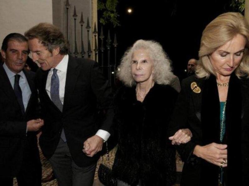 Los duques de Alba, Naty Abascal, Ana María Abascal y Alejandra Ortiz Osborne y su marido Joaquín Buendía, en el estreno de placido domingo en la maestranza